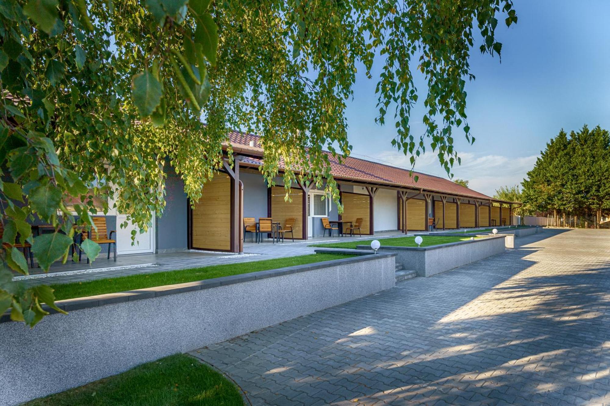 Airport Wanderer Inn - Vandor Fogado Vecses Exterior photo